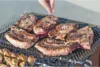 Sal de parrilla: o que é, como usar com chimichurri, no churrasco e mais!